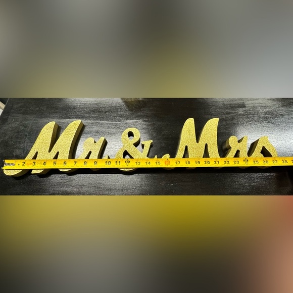 Mr & Mrs gold glitter sign. - Picture 5 of 5